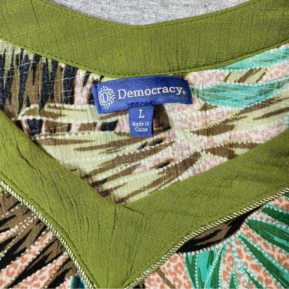 Democracy Women L Boho Top Green Tropical Cold Shoulder Tassel Hem V-Neck Blouse - Picture 11 of 16